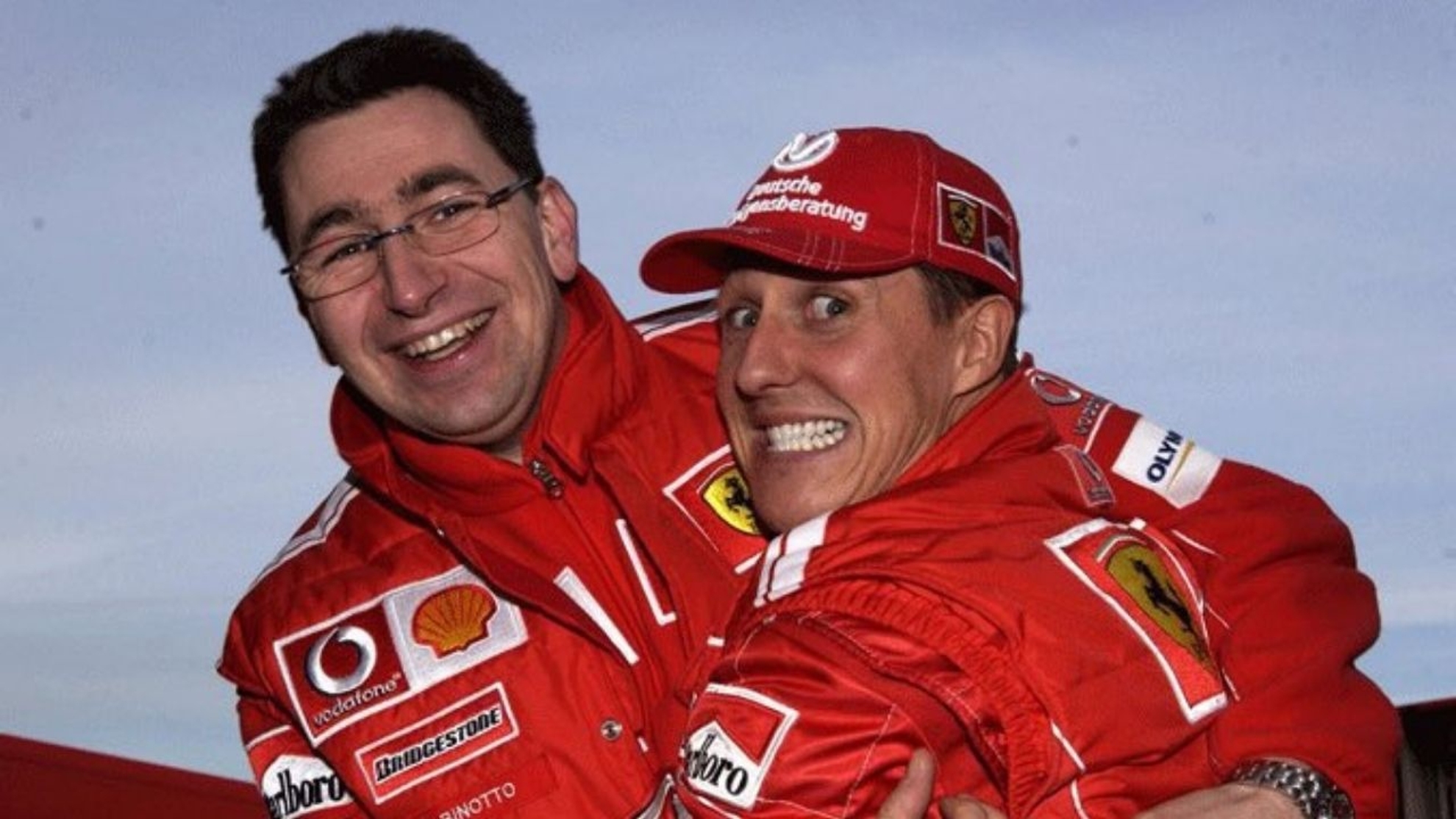 Schumacher bromea con Binotto.