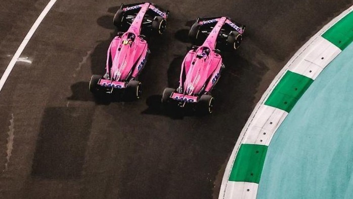 Fernando Alonso y Esteban Ocon, en plena batalla en Jeddah.