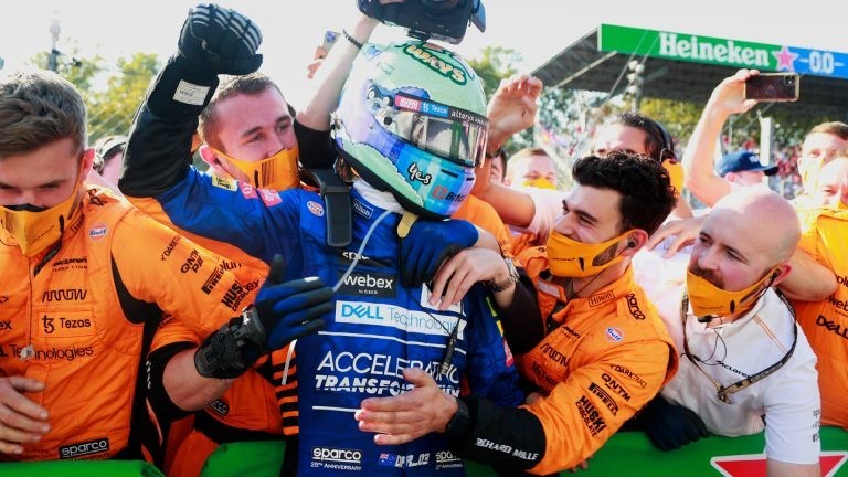 Ricciardo, celebrando el triunfo en el GP de Italia 2021, junto a sus mecánicos.