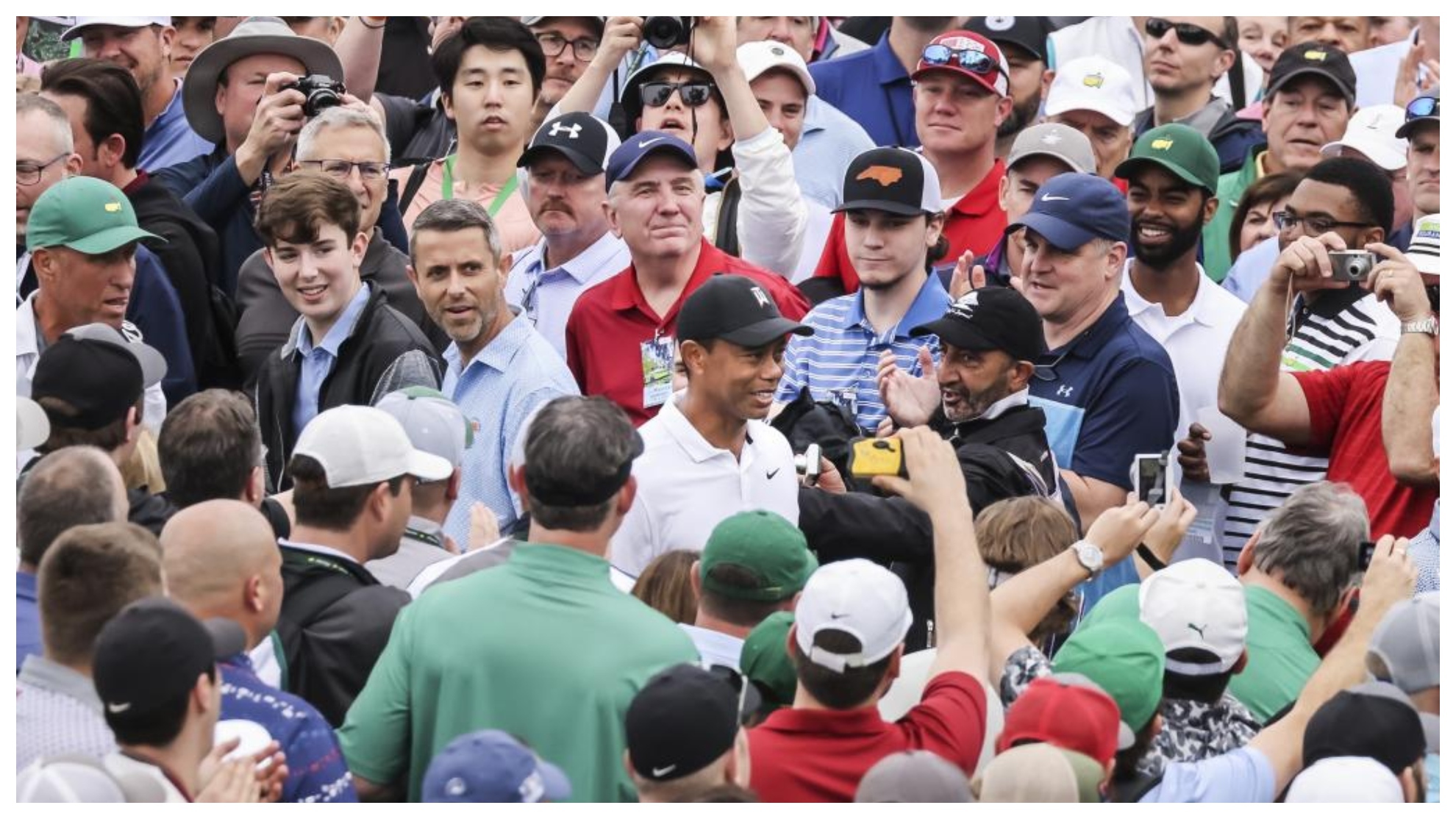 Tiger Woods avanza entre la multitud en la última jornada de prácticas