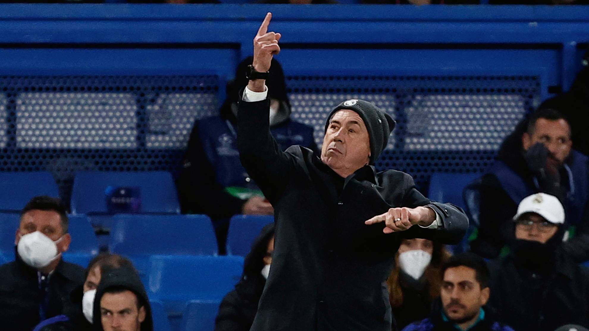 Carlo Ancelotti da instrucciones ante el Chelsea