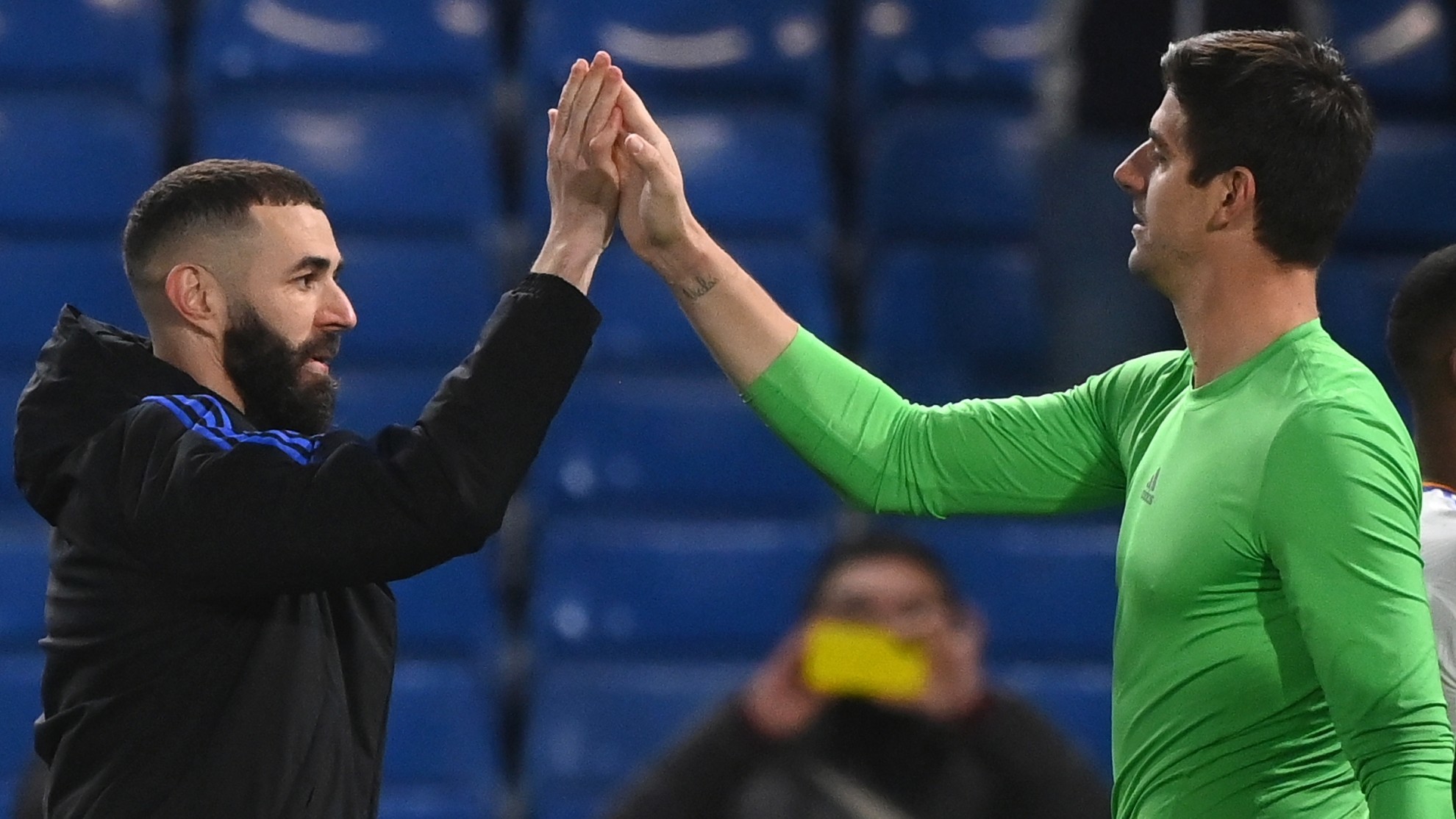 Benzema y Courtois se saludan tras el triunfo del Madrid en Stamford Bridge