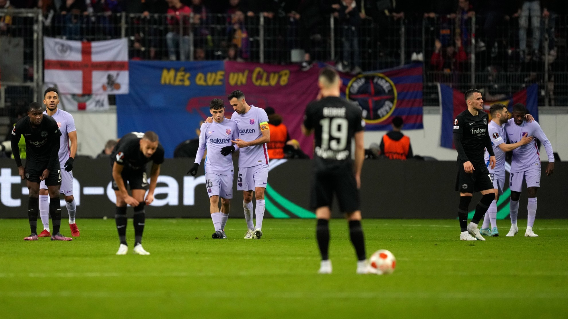 Eintracht Frankfurt empata 1-1 ante el FC Barcelona en la ida de los cuartos de final de la Europa League.