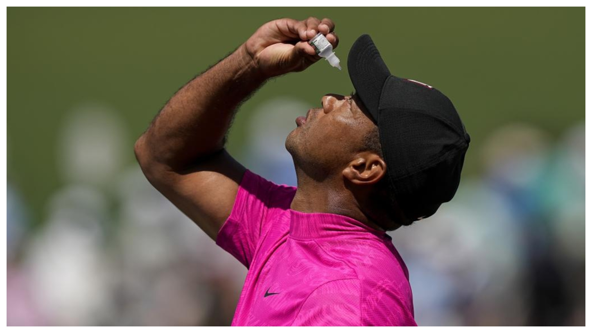 Tiger Woods se echa un colirio en los ojos.
