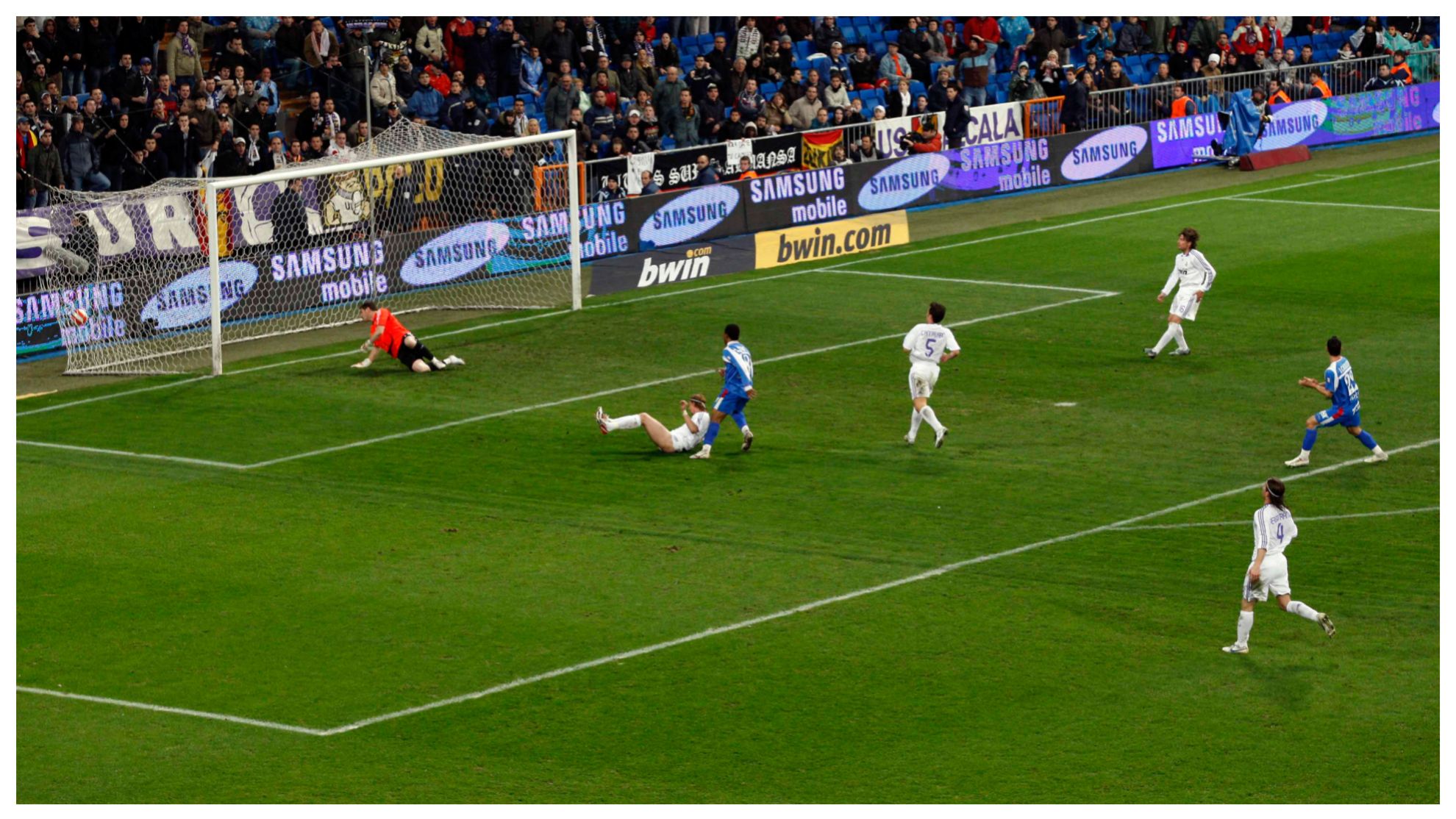 Momento del gol de Uche al Real Madrid.