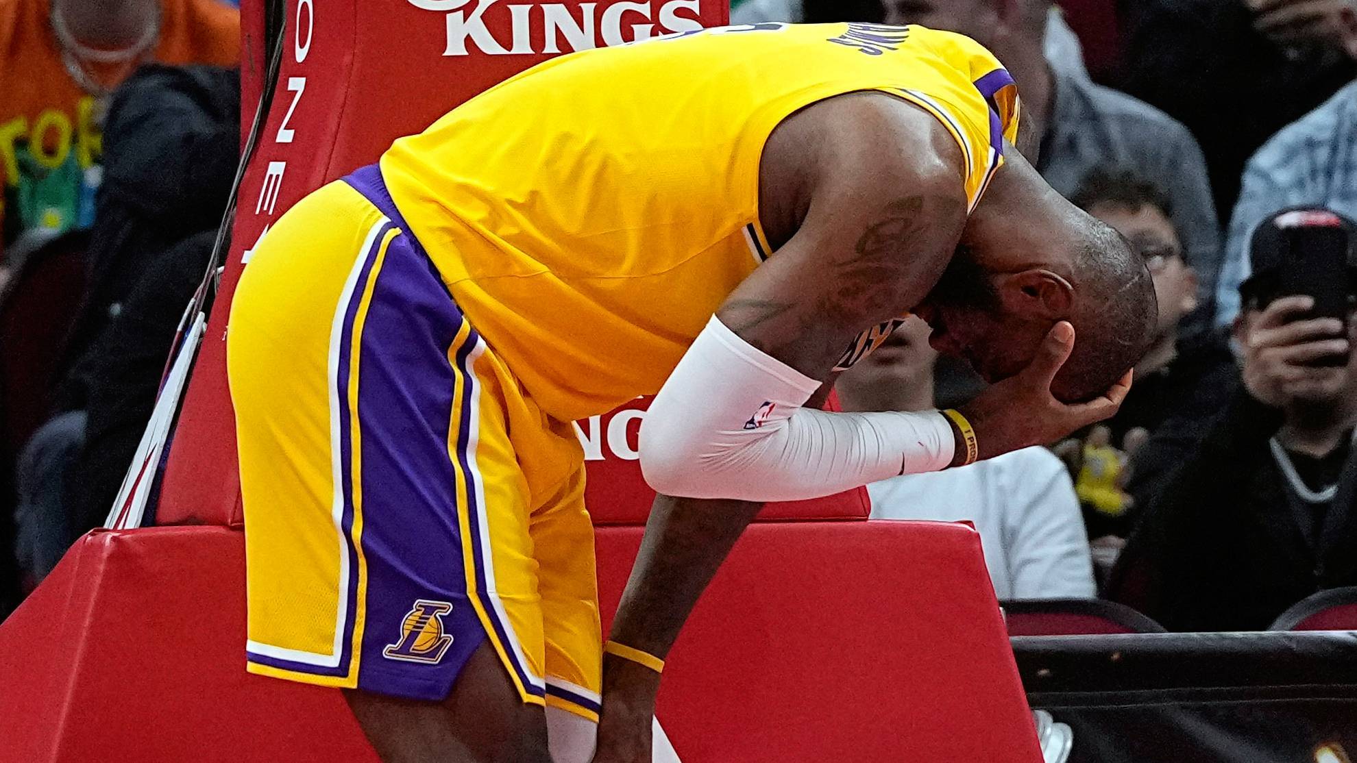 LeBron James se lamenta tras una derrota de los Lakers