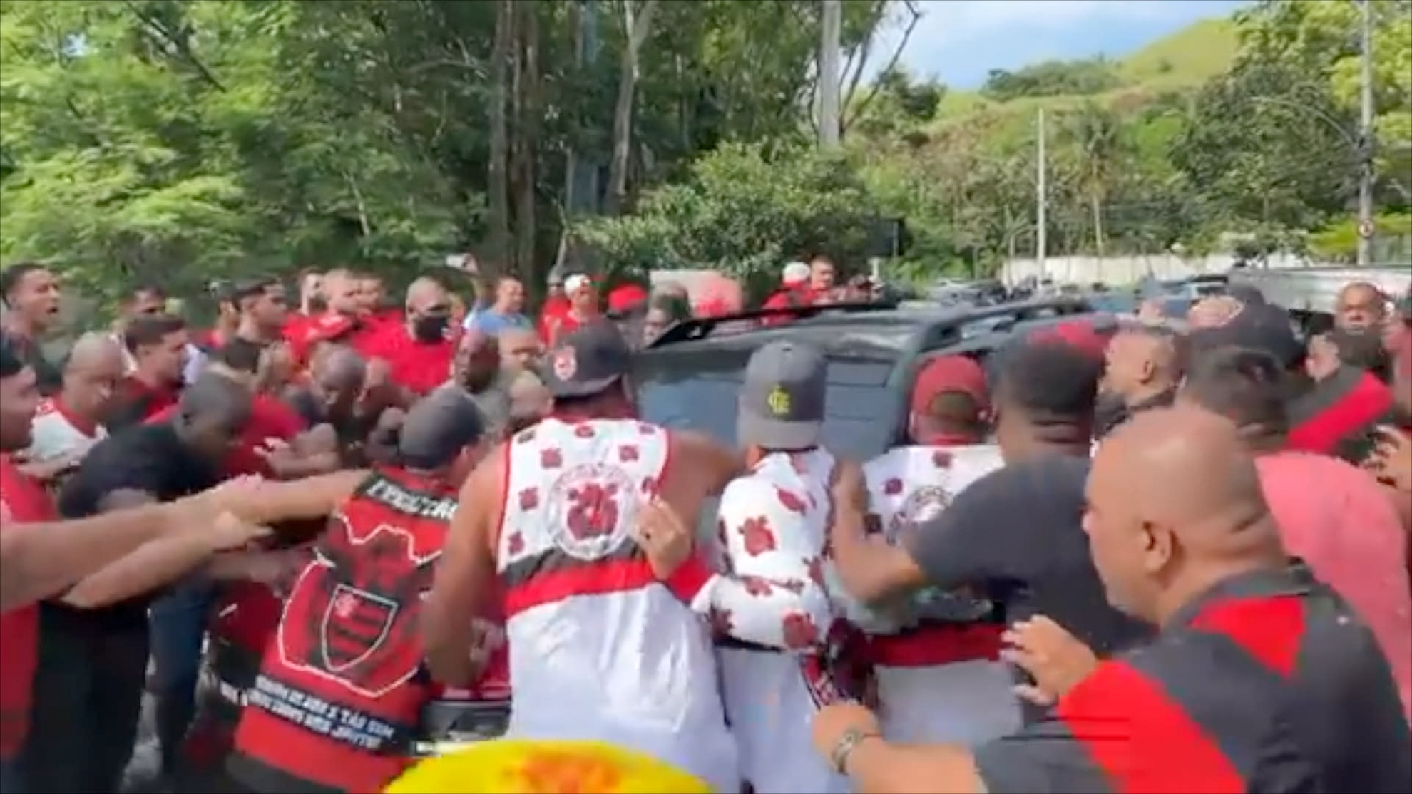 Aficionados del Flamengo encaran a los futbolistas del equipo por los malos resultados