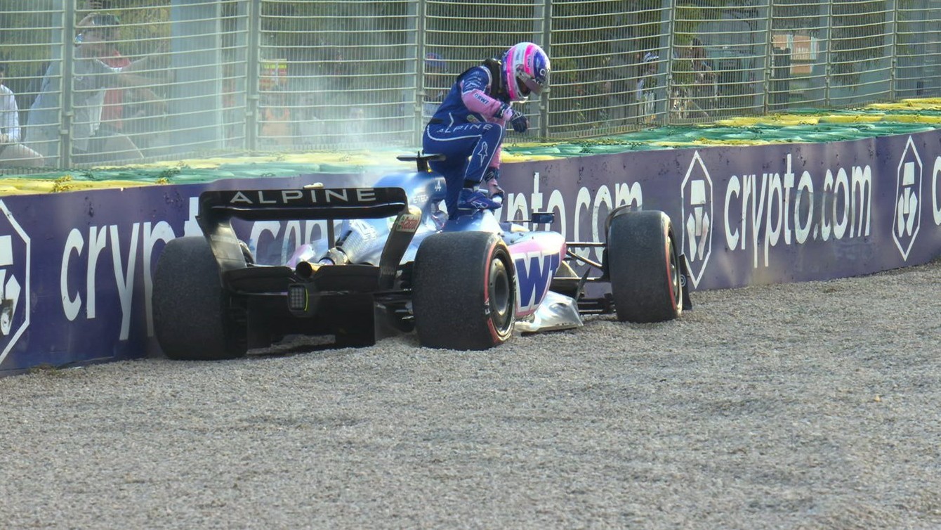 Alonso se baja del coche tras un cchoque por ave?ria el la Clasificación.