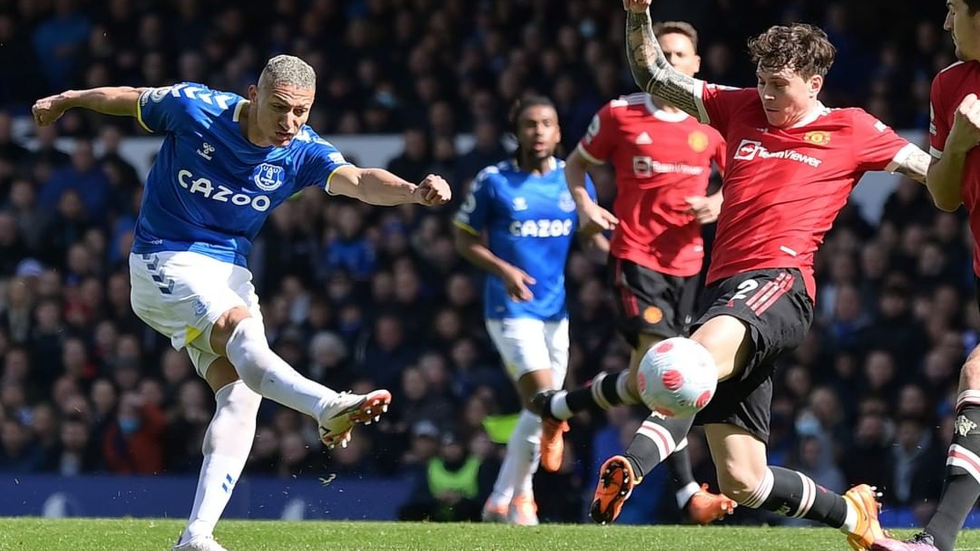Everton defeat Manchester United 1-0