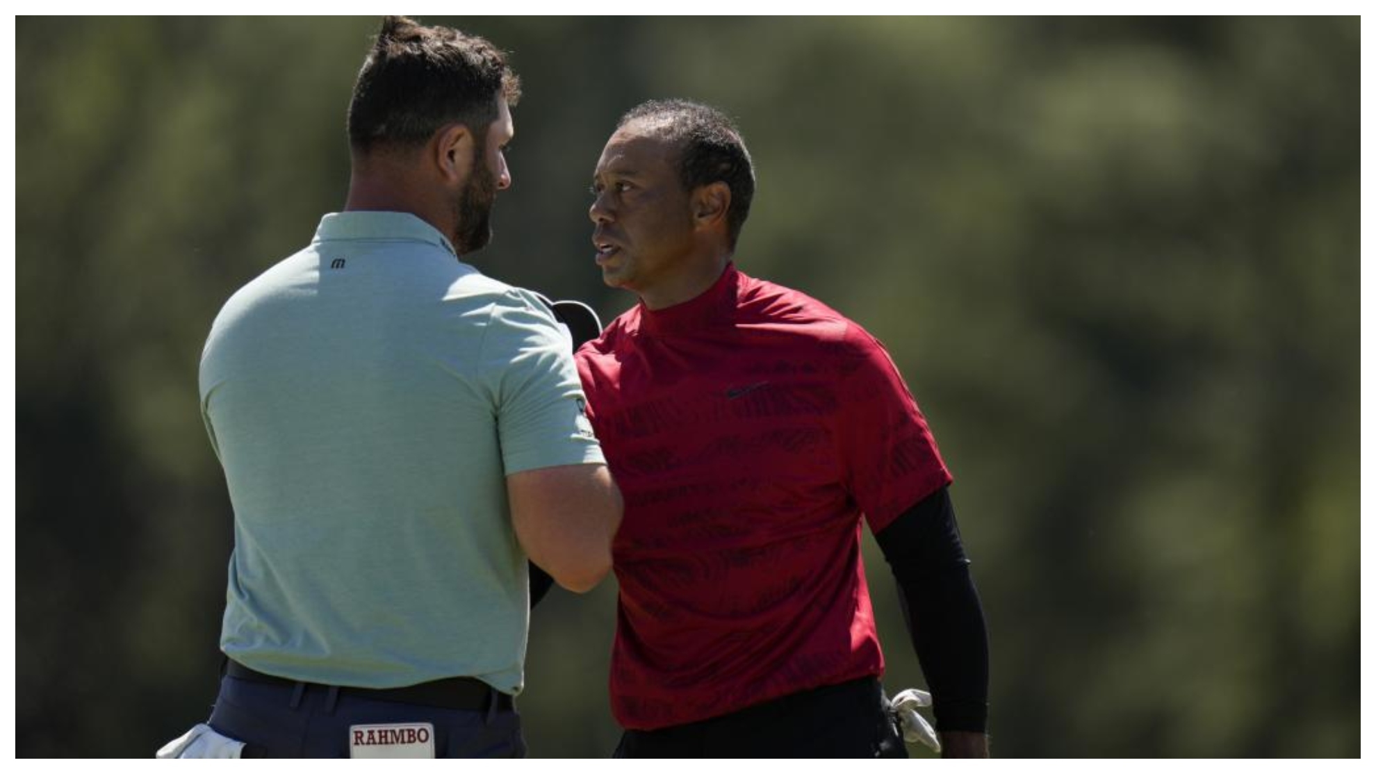 Jon Rahm y Tiger Woods se despiden tras acabar el Masters.