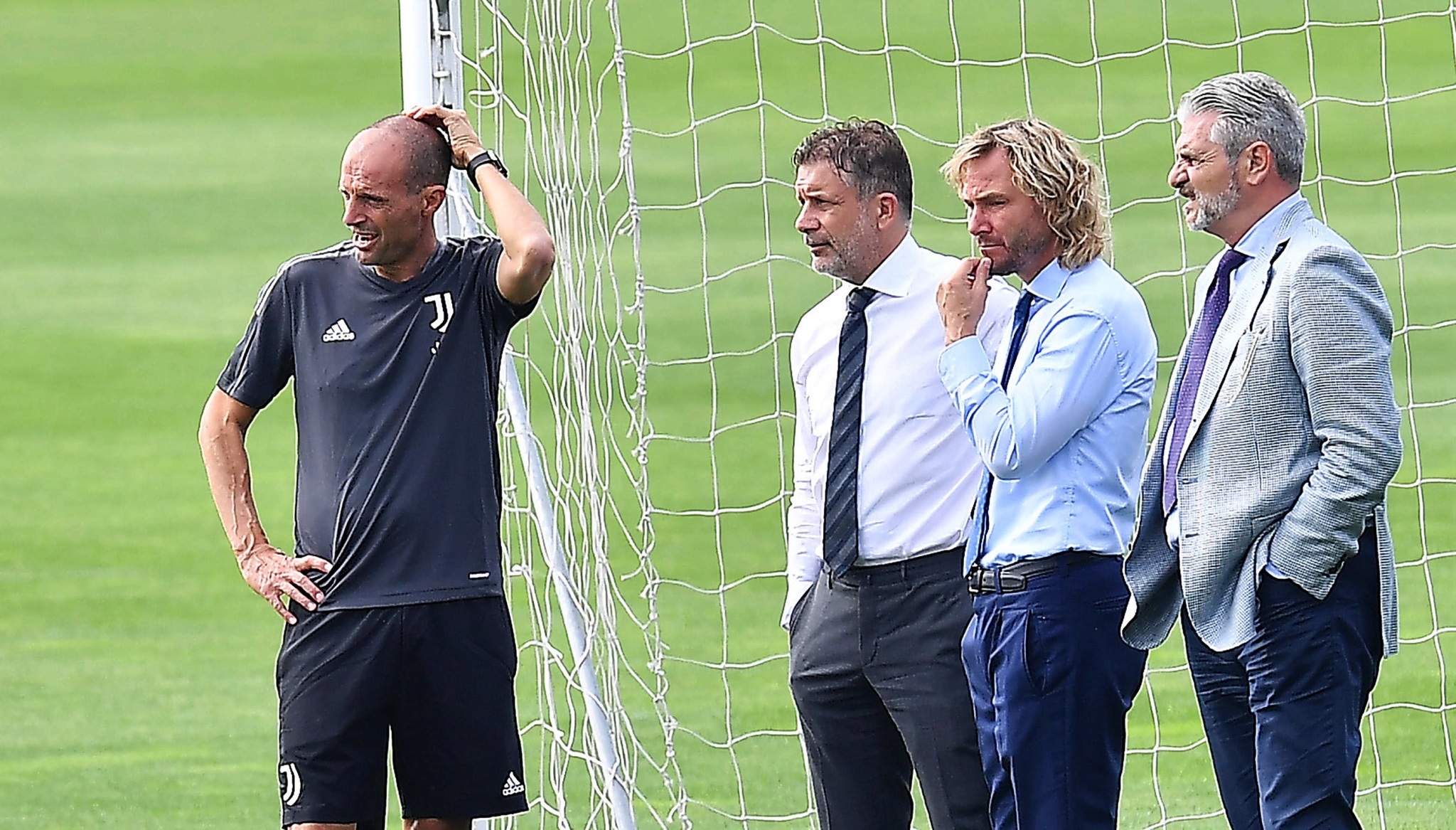 Los dirigentes de la Juventus, con Allegri.