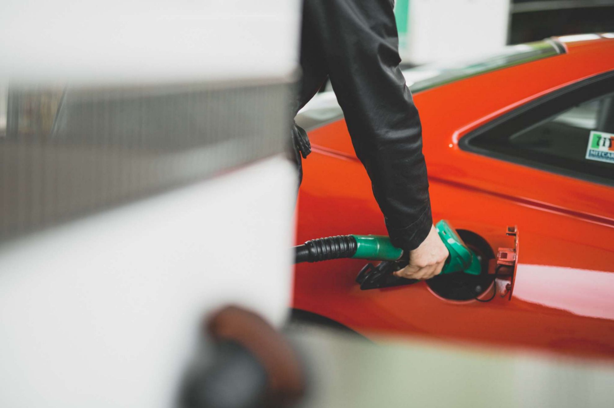 ahorrar combustible - trucos - falsos mitos - leyendas - gasolina - precio de la gasolina