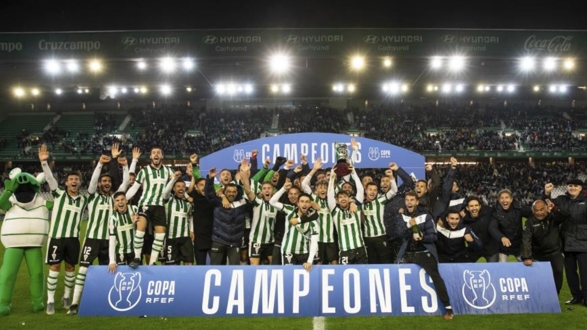 Jugadores y técnicos del Córdoba posan como campeones de la Copa RFEF