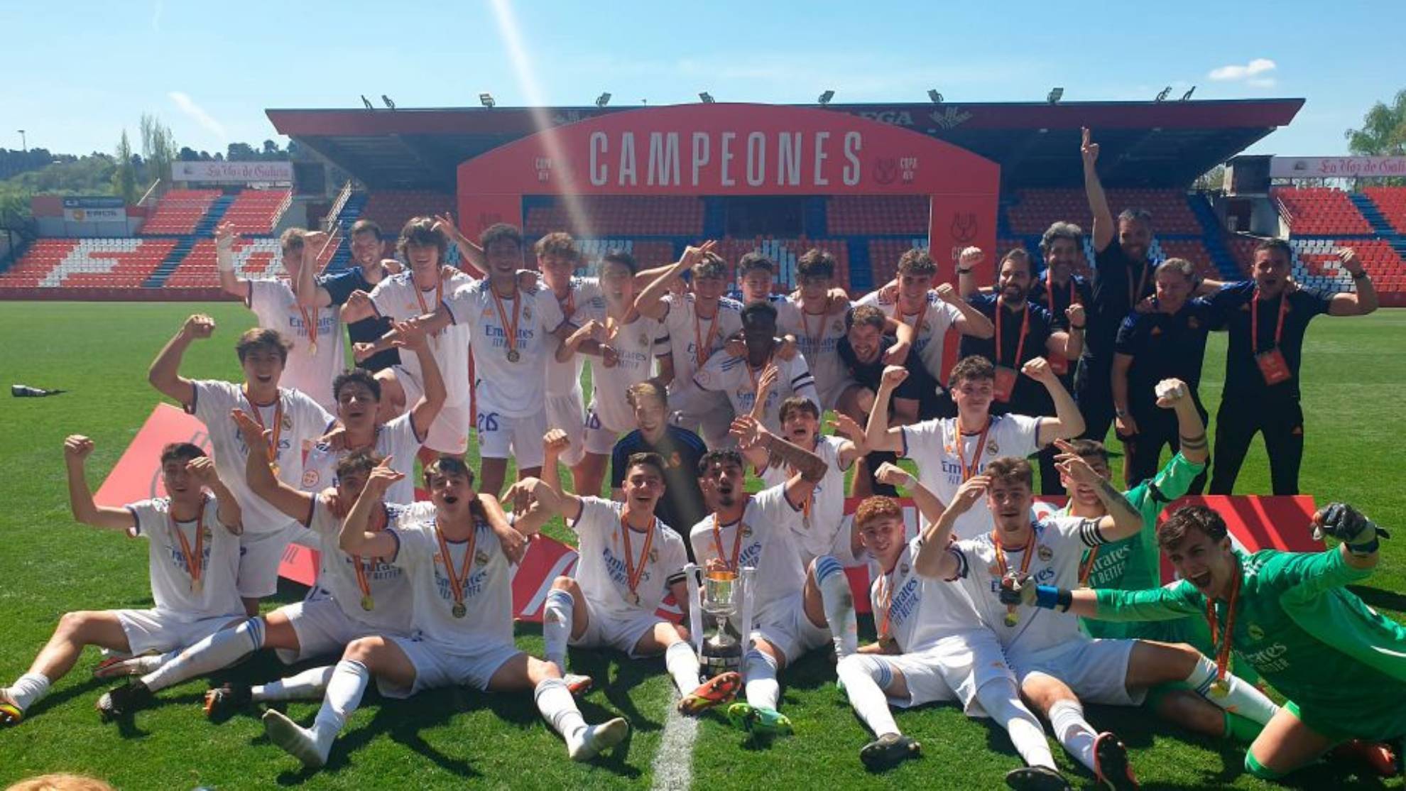 El Juvenil A del Real Madrid, con el trofeo de la Copa del Rey 2021-22.