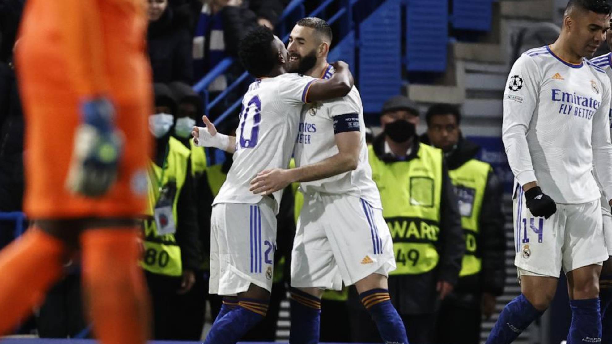 Benzema y Vinicius celebran el 2-3 definitivo ante el Chelsea.