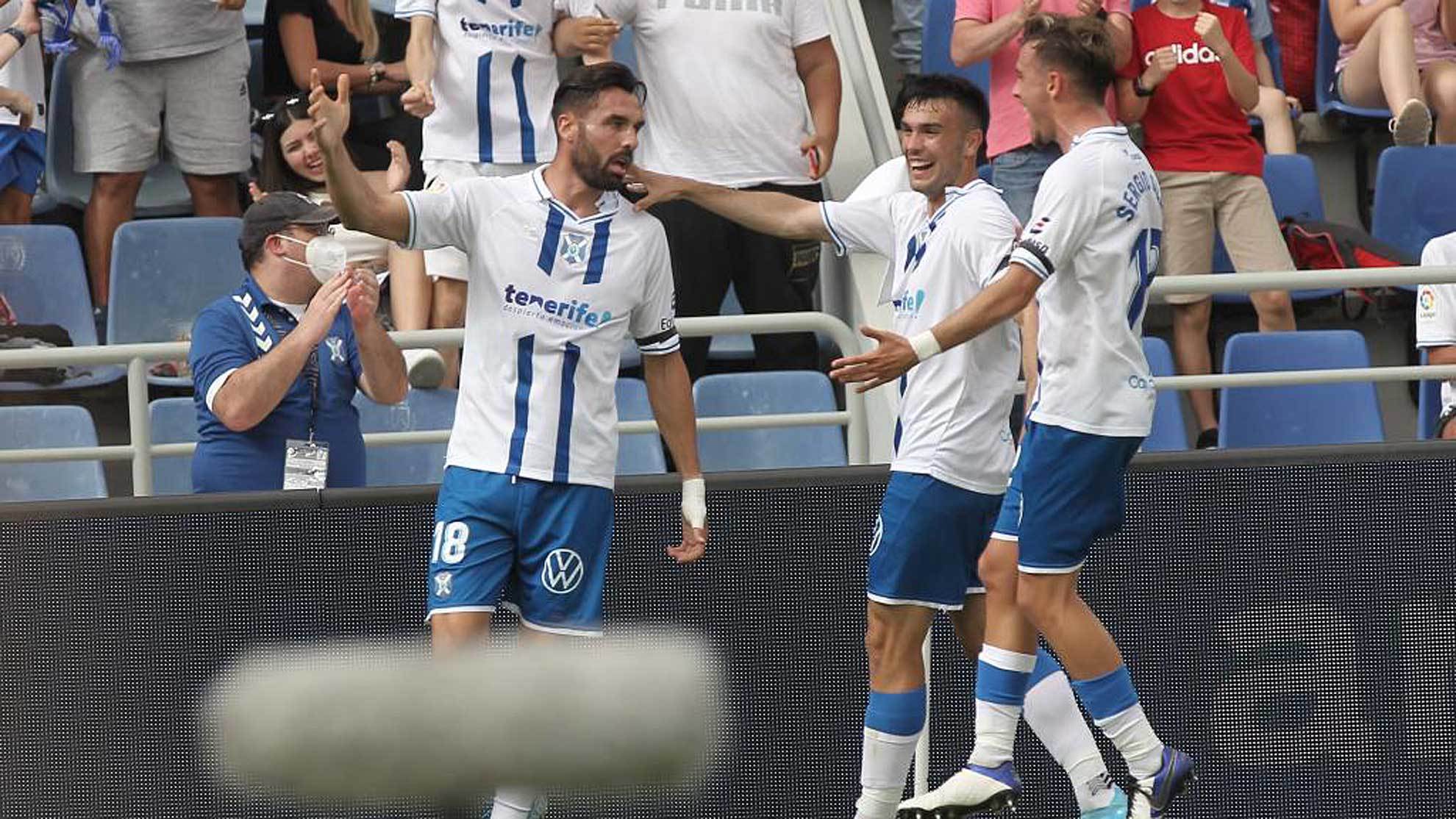 Enric Gallego celebra uno de los dos goles que le marcó al Fuenlabrada