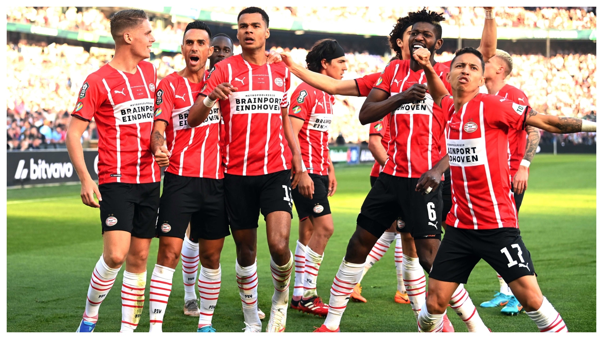 Los jugadores del PSV celebran el 2-1 de Gakpo.