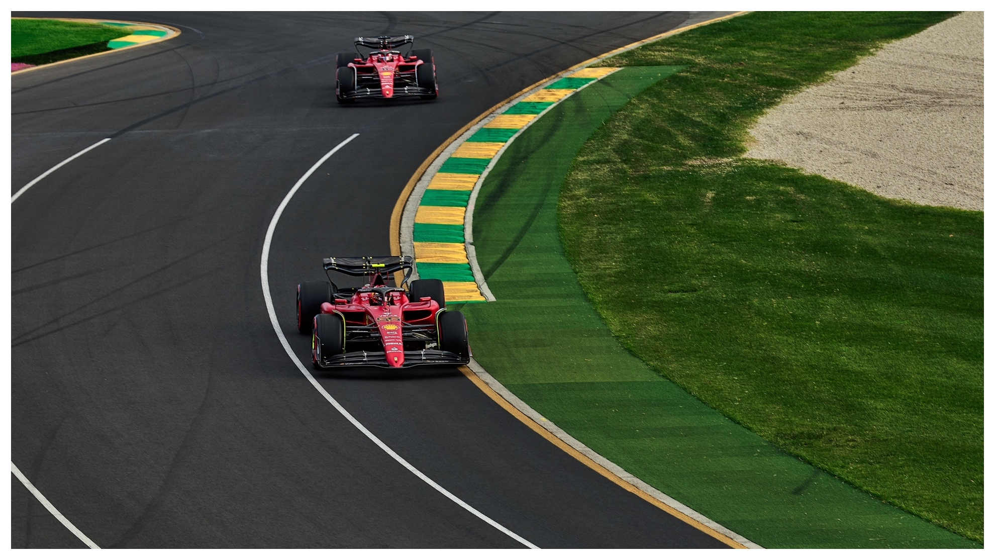 El Ferrari de Sainz, delante del de Leclerc, en Australia.