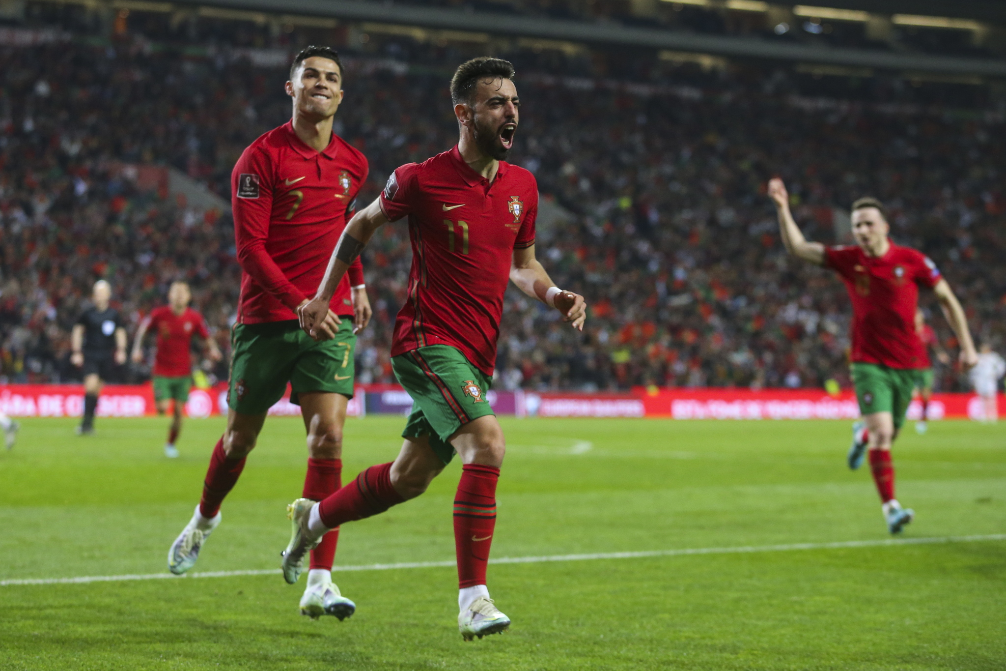 Bruno Fernandes celebra un gol con la selección de Portugal