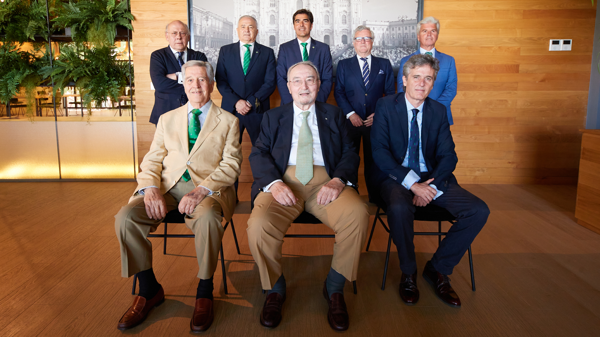 ngel Haro, con siete expresidentes del Betis