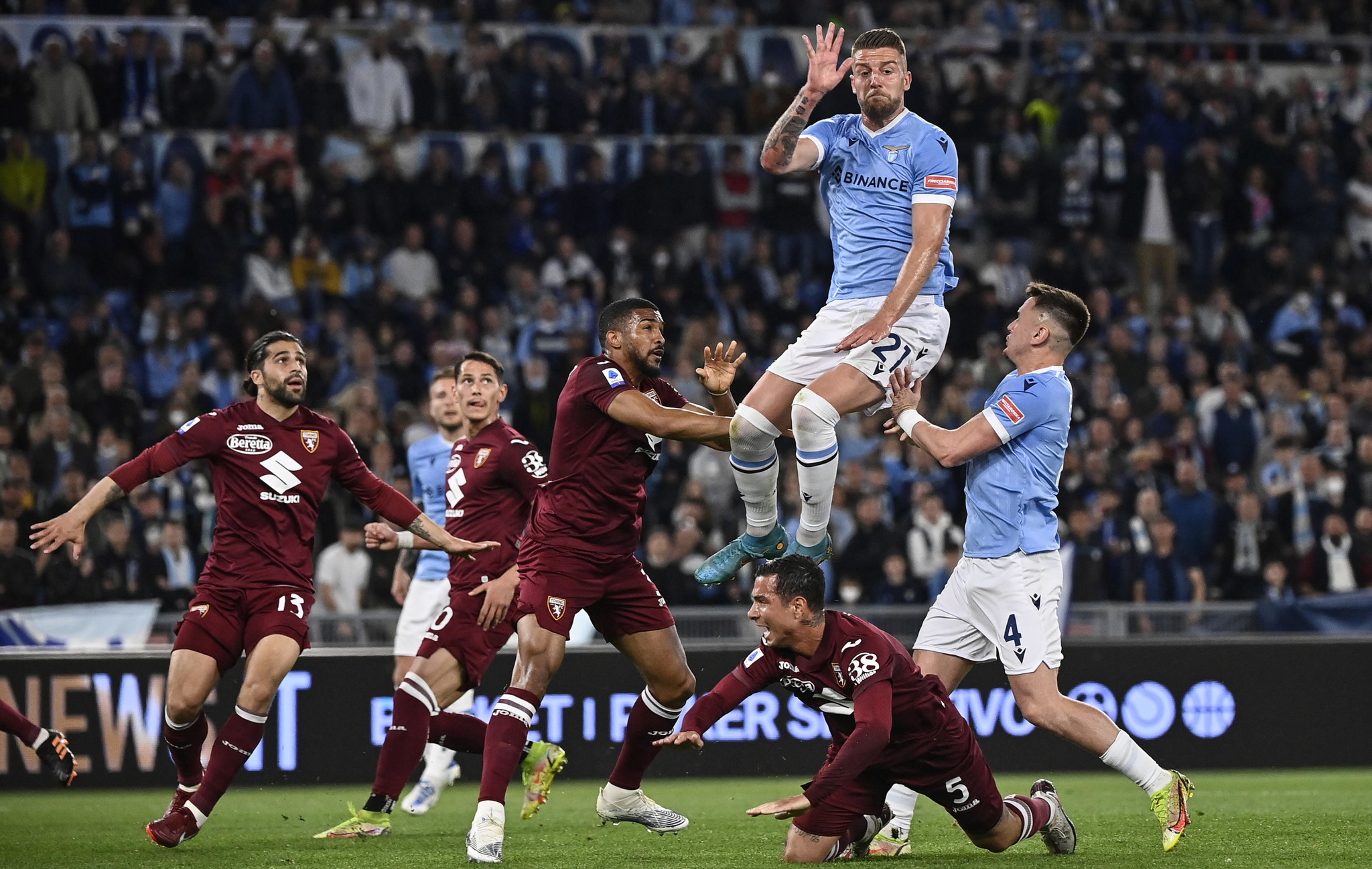 Milinkovic-Savic salta durante un Lazio-Torino