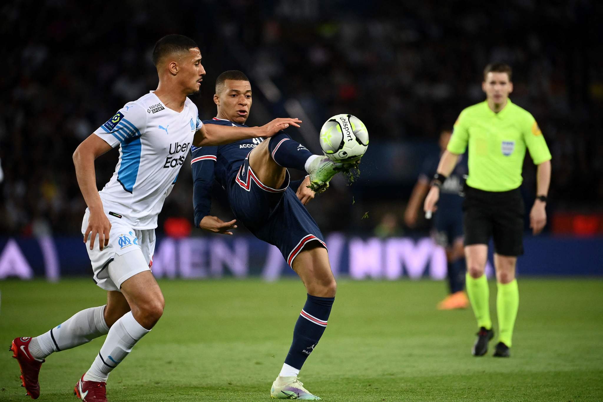 Saliba y Mbappé durante un duelo entre el Marsella y el PSG.