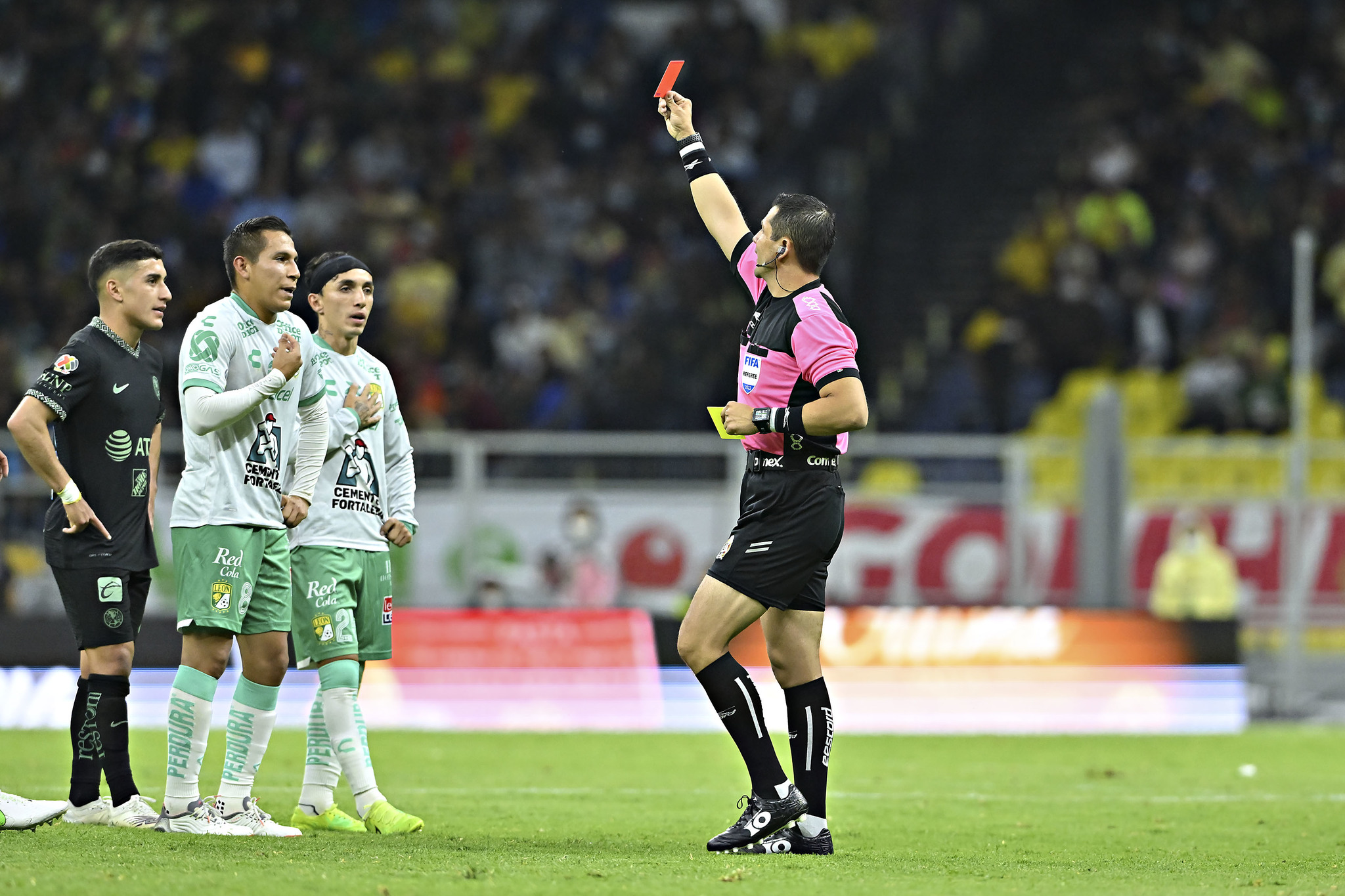 América reconquista a su afición y vence a un León marcado por las expulsiones