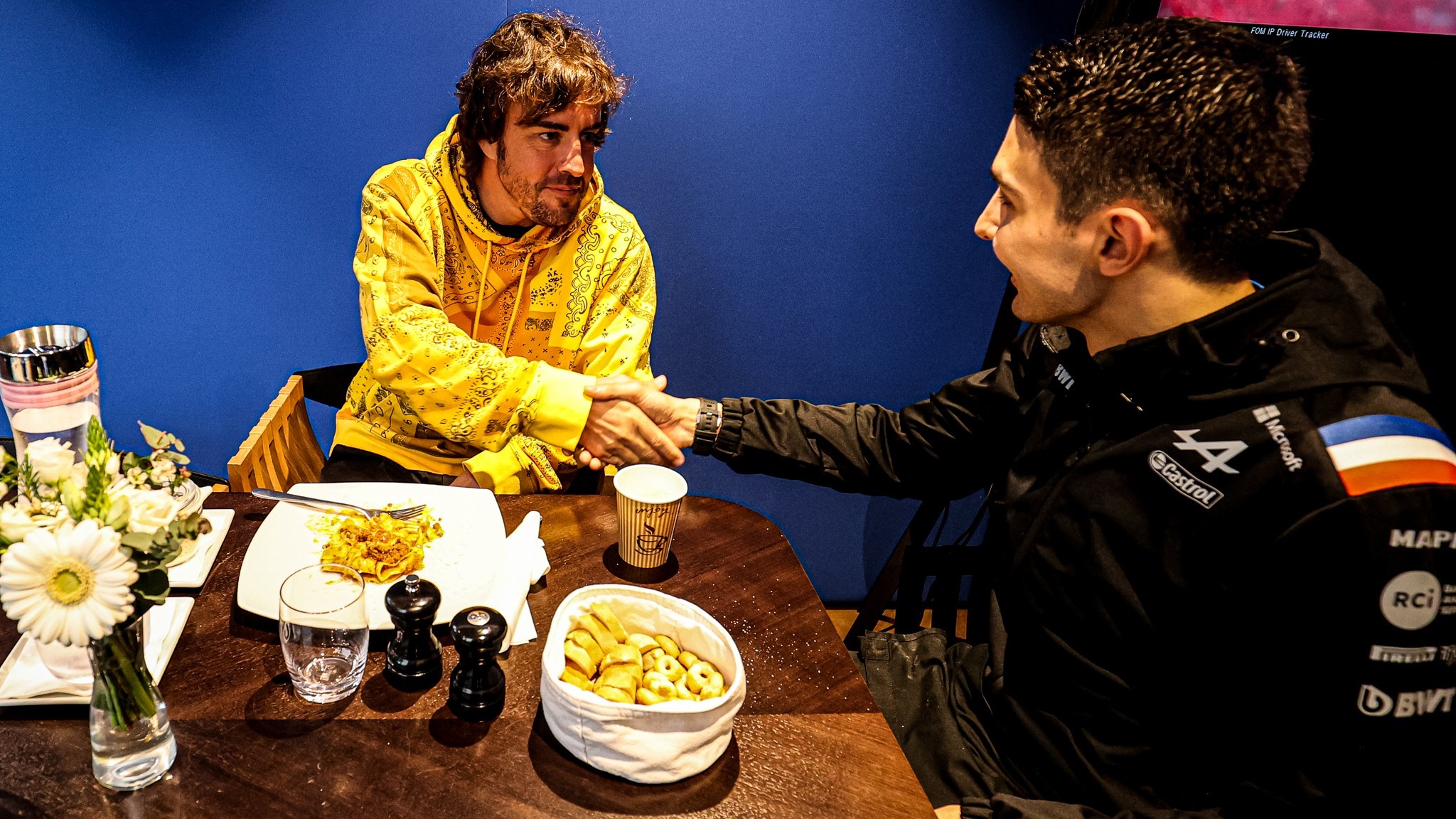 Alonso y Ocon, comiendo en el mtorhome, en la previa del GP de Emilia Romagna.