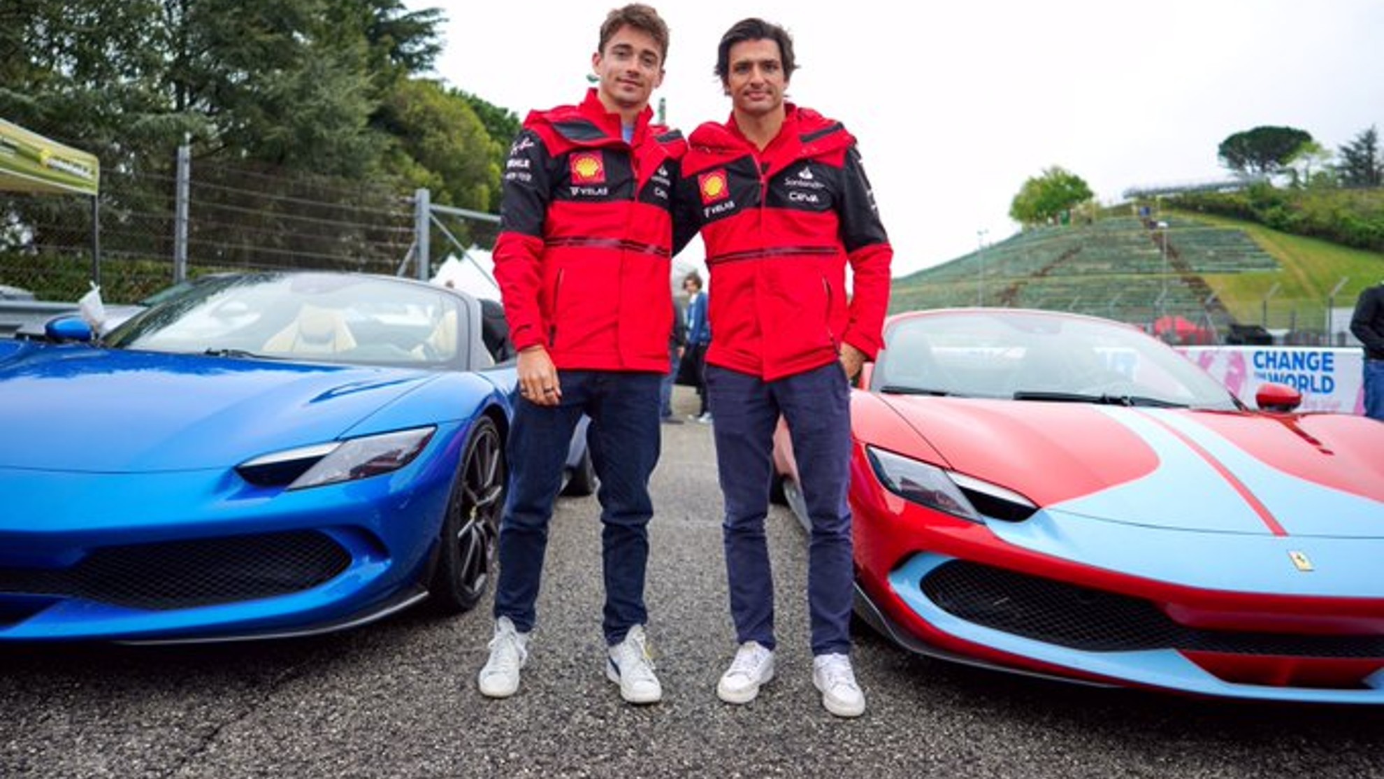 Leclerc y Sainz, con el 296 GTS.
