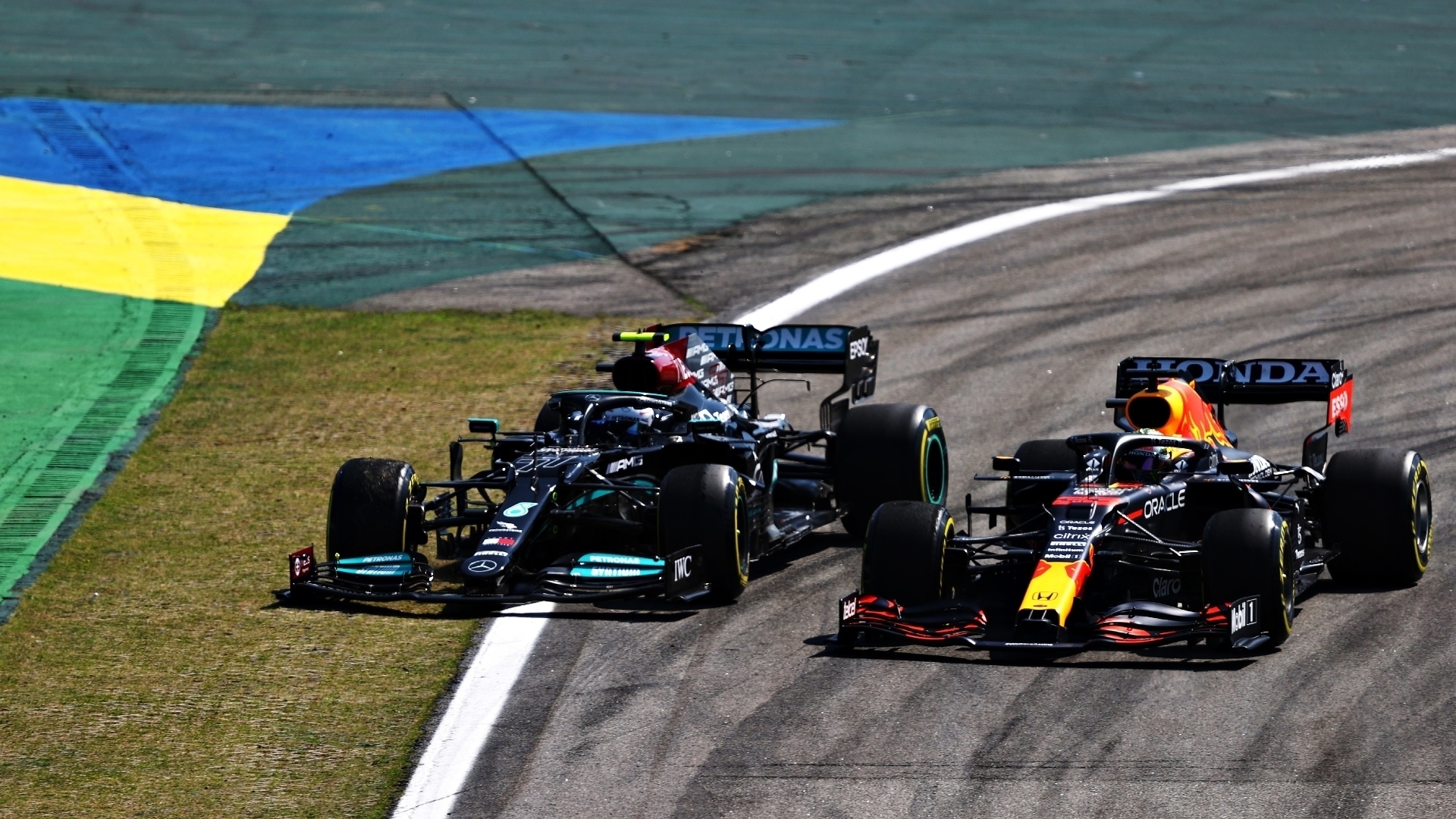 Hamilton y Verstappen compiten en pista.