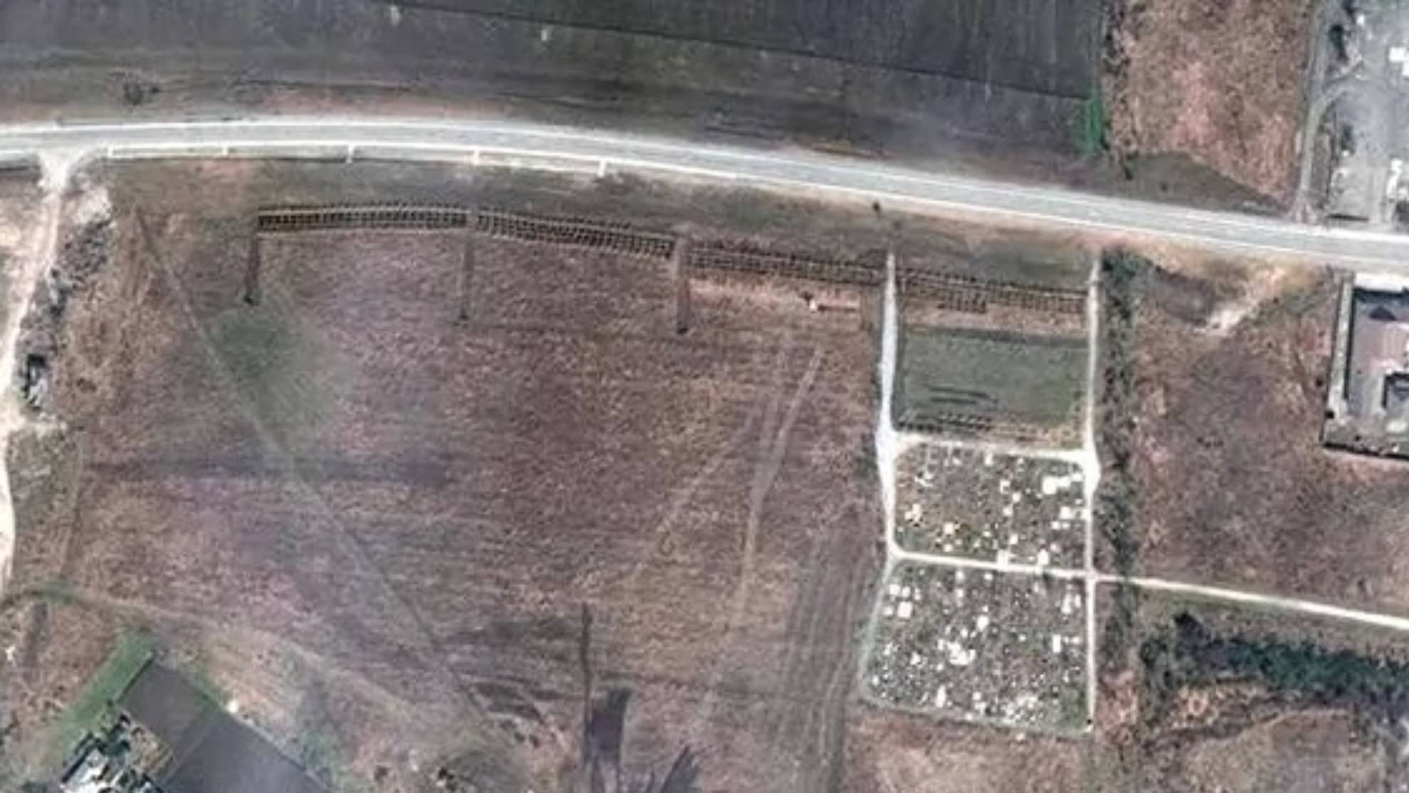 Brutales fosas comunes a las afueras de Mariúpol captadas por satélite.