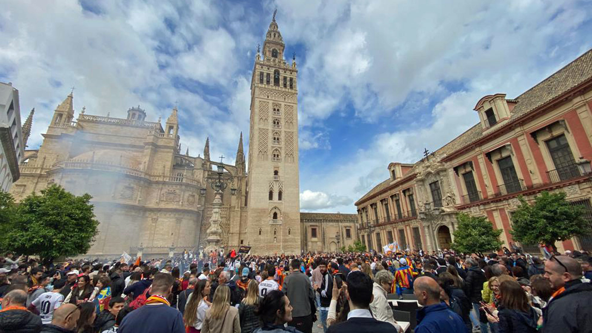 Sevilla ya huele a pólvora: ¡mascletá valencianista al pie de la Giralda!