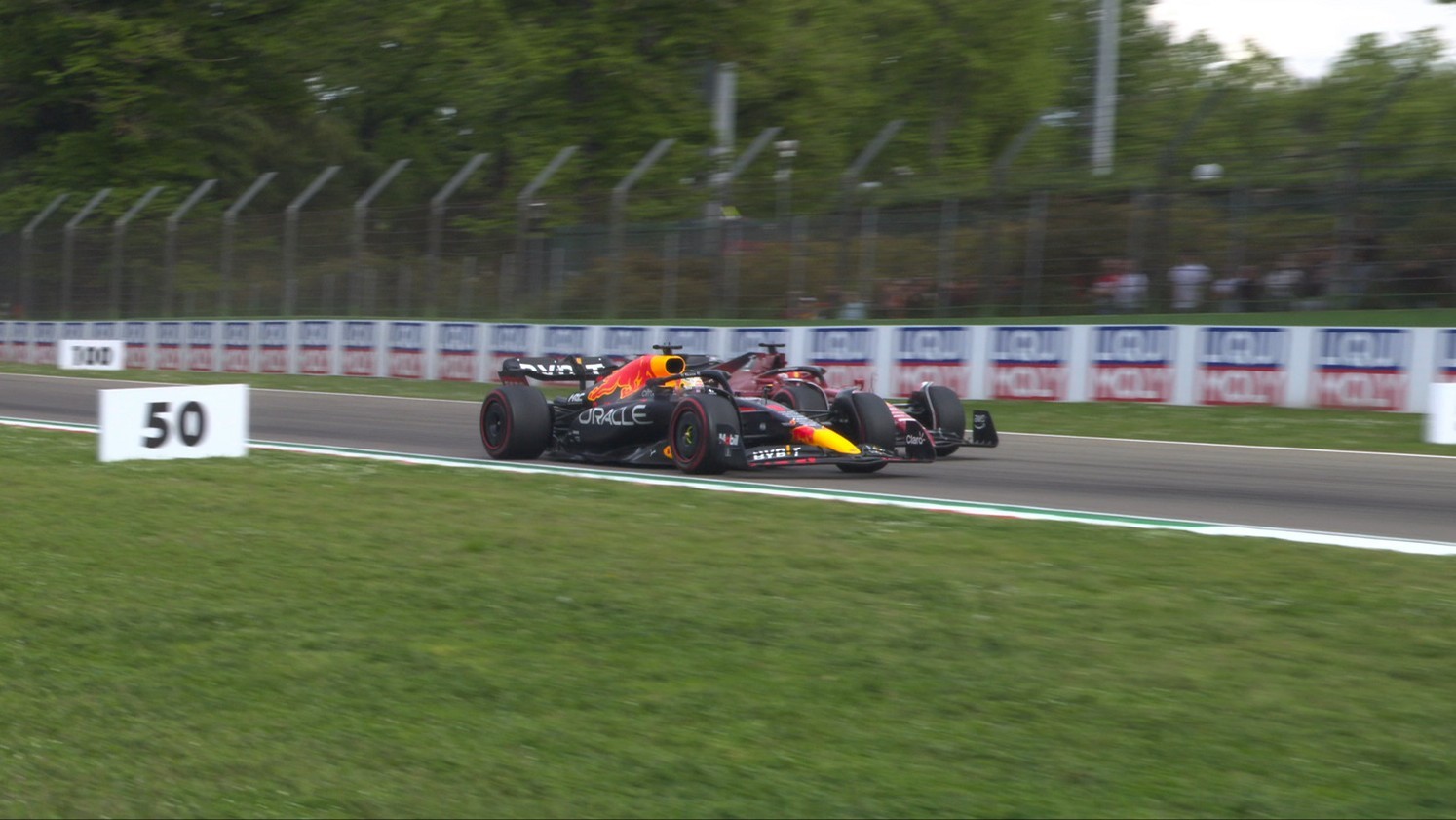 Verstappen pasando a Leclerc