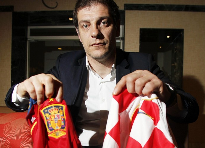 Slaven Bilic berpose dengan jersey Kroasia dan Spanyol untuk laporan MARC sebelum Euro 2012