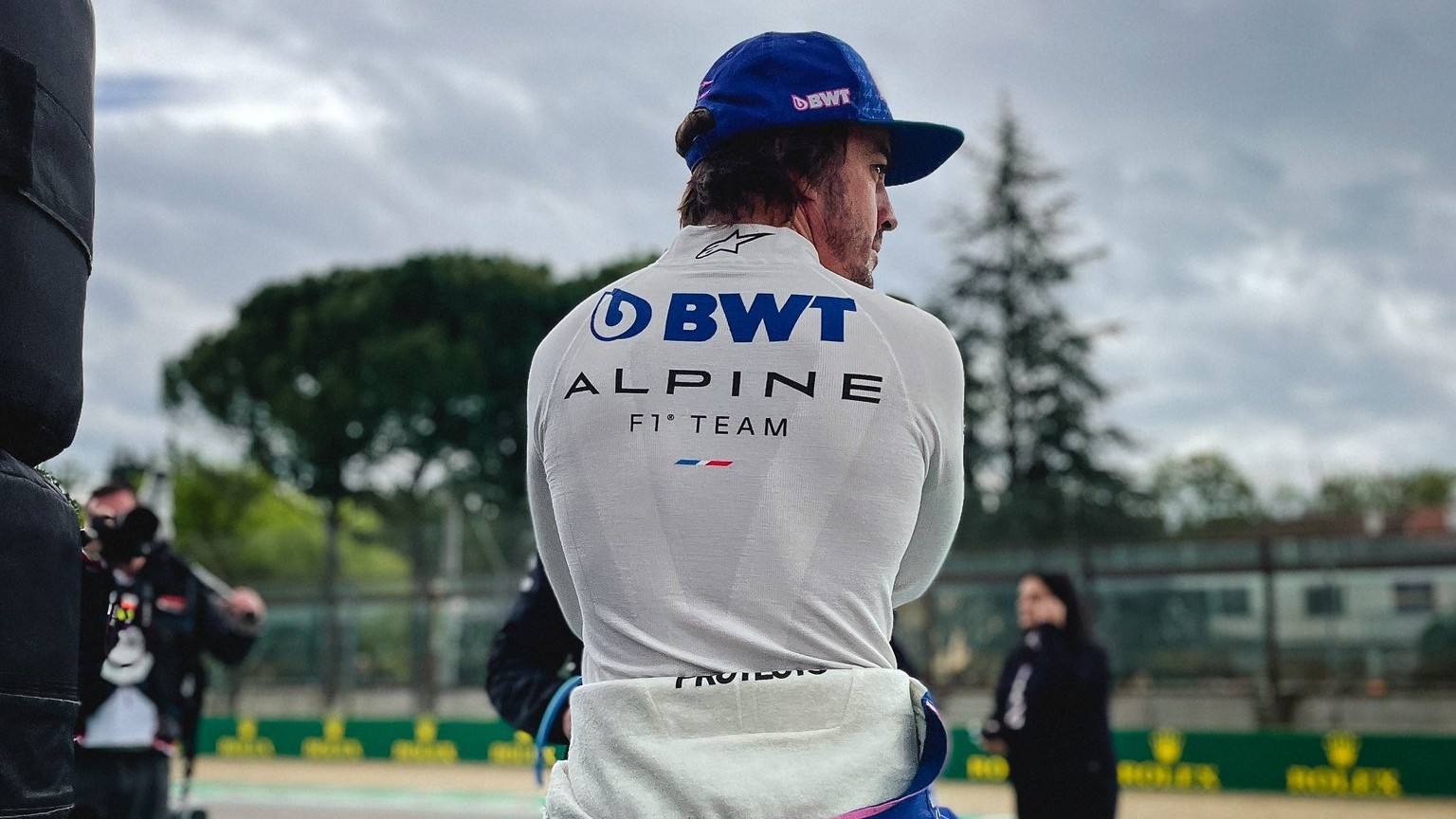 Alonso, pensativo en la parrilla del Sprint de Emilia Romagna.