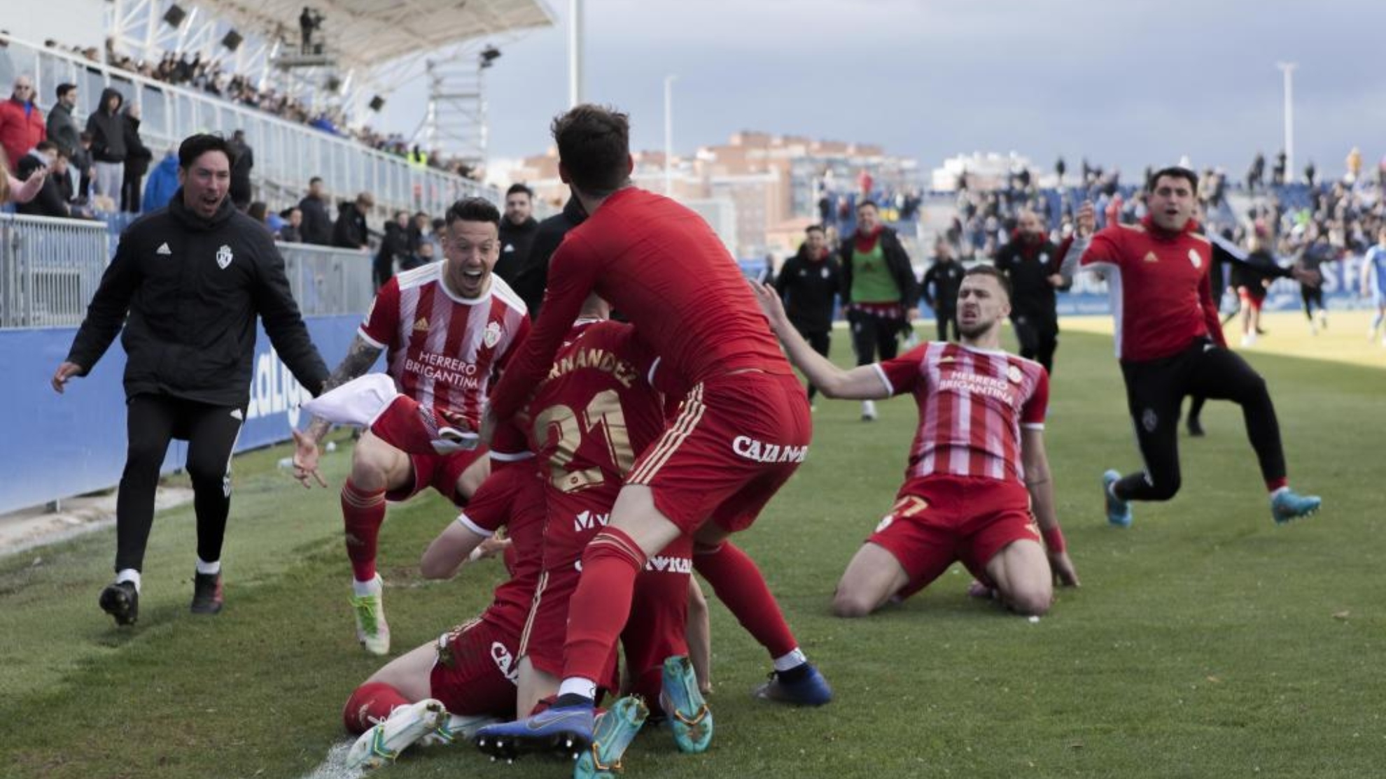 Los jugadores de la Ponferradina celebran el tercer gol al Fuenla.