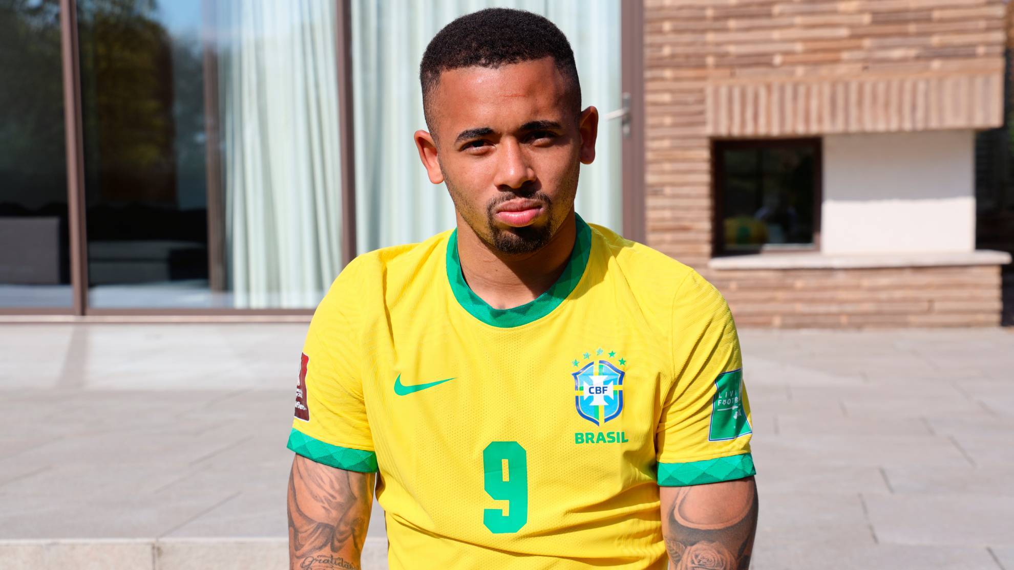 Gabriel Jesus luce la camiseta de Brasil con MARCA.