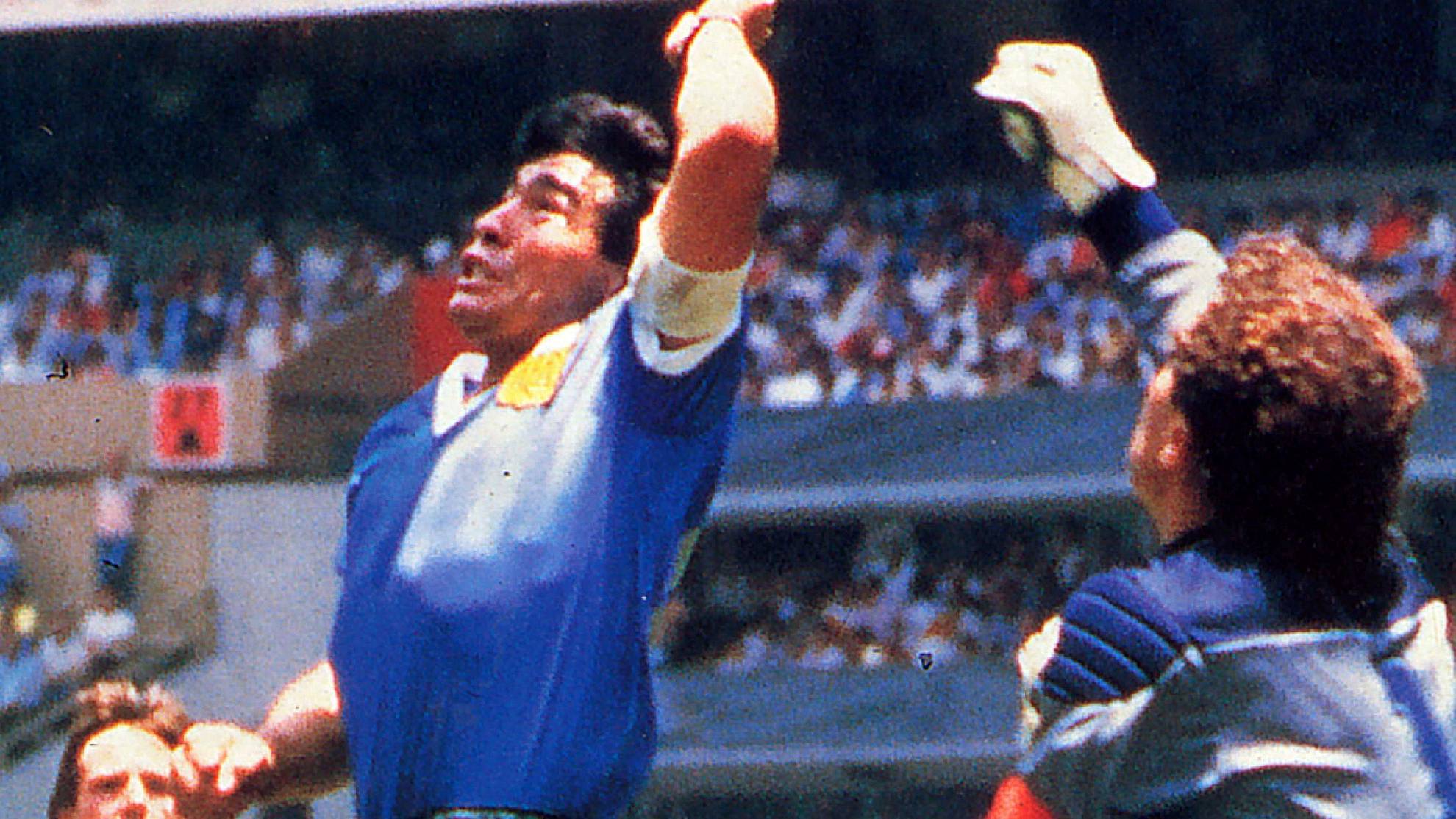 Diego Armando Maradona intenta dar con la mano al balón ante la salida de Peter Shilton