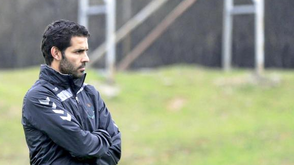 Javi Baraja, el elegido para ser el nuevo técnico del Alcorcón, observa un entrenamiento.