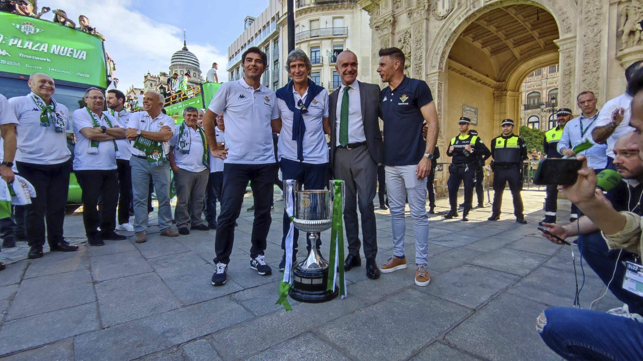 Haro, Pellegrini, Joaqun y el Alcalde, con la Copa
