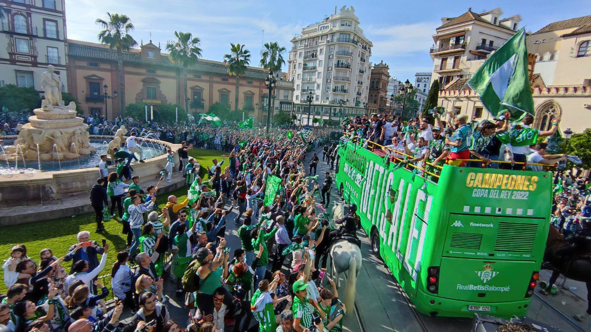 El autobús del Betis, llegando al centro de Sevilla