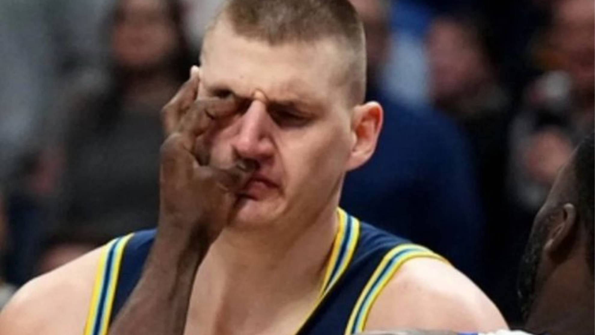 El brutal piquete de ojos de Draymond Green a Nikola Jokic que provocó la pelea de la noche en la NBA