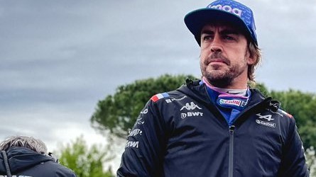 Alonso, en la parrilla del GP de Emilia Romagna.