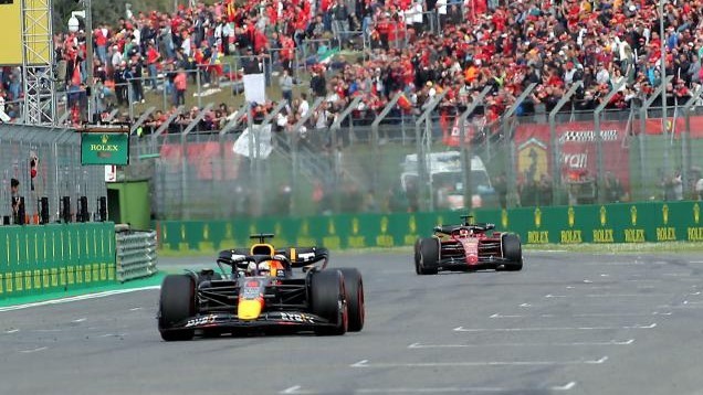 Verstappen y Leclerc, en el final del Sprint del GP de Emilia Romagna 2022.