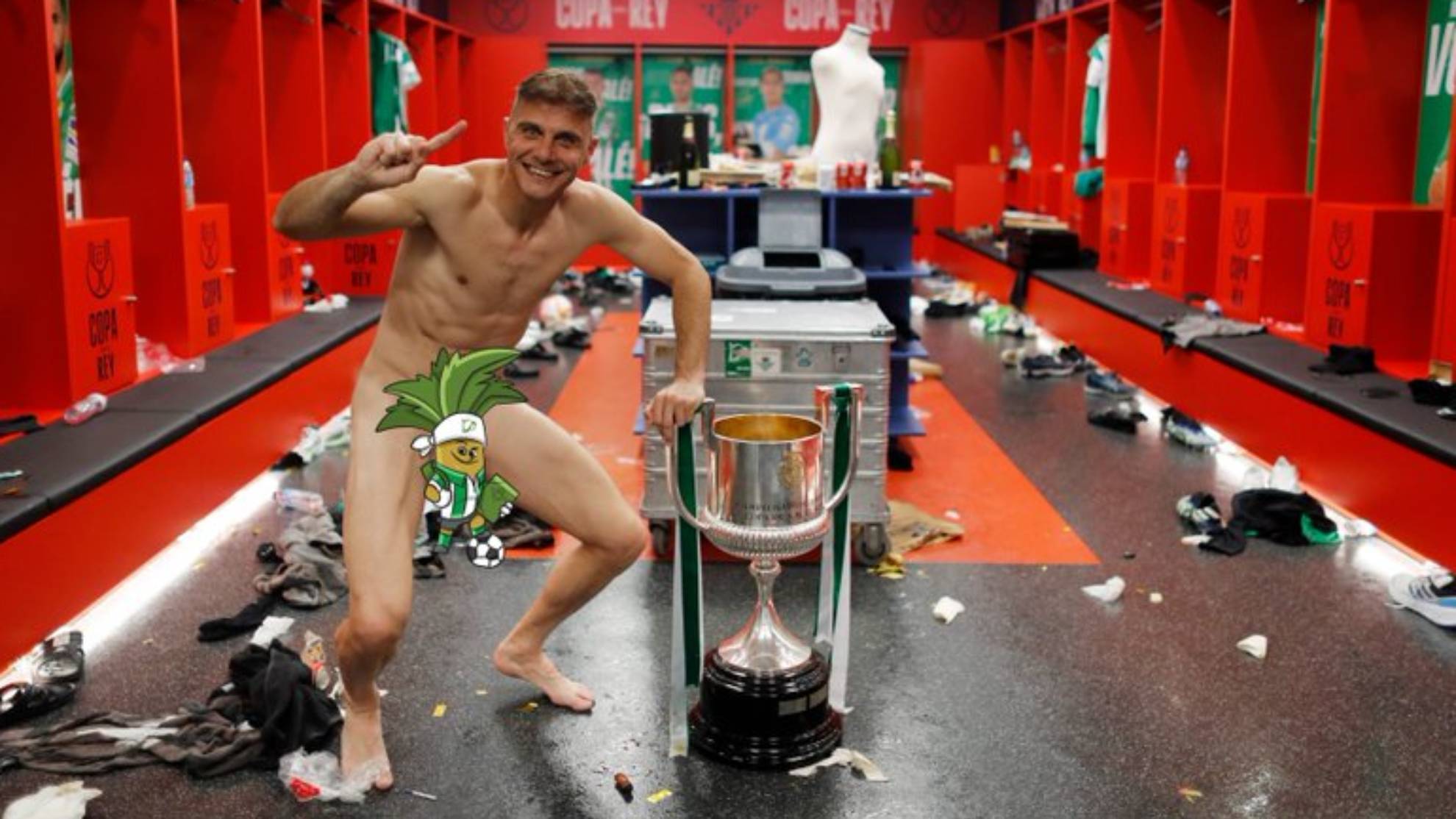 Lo que faltaba: ¡Joaquín vuelve a fotografiarse desnudo con la Copa del Rey!