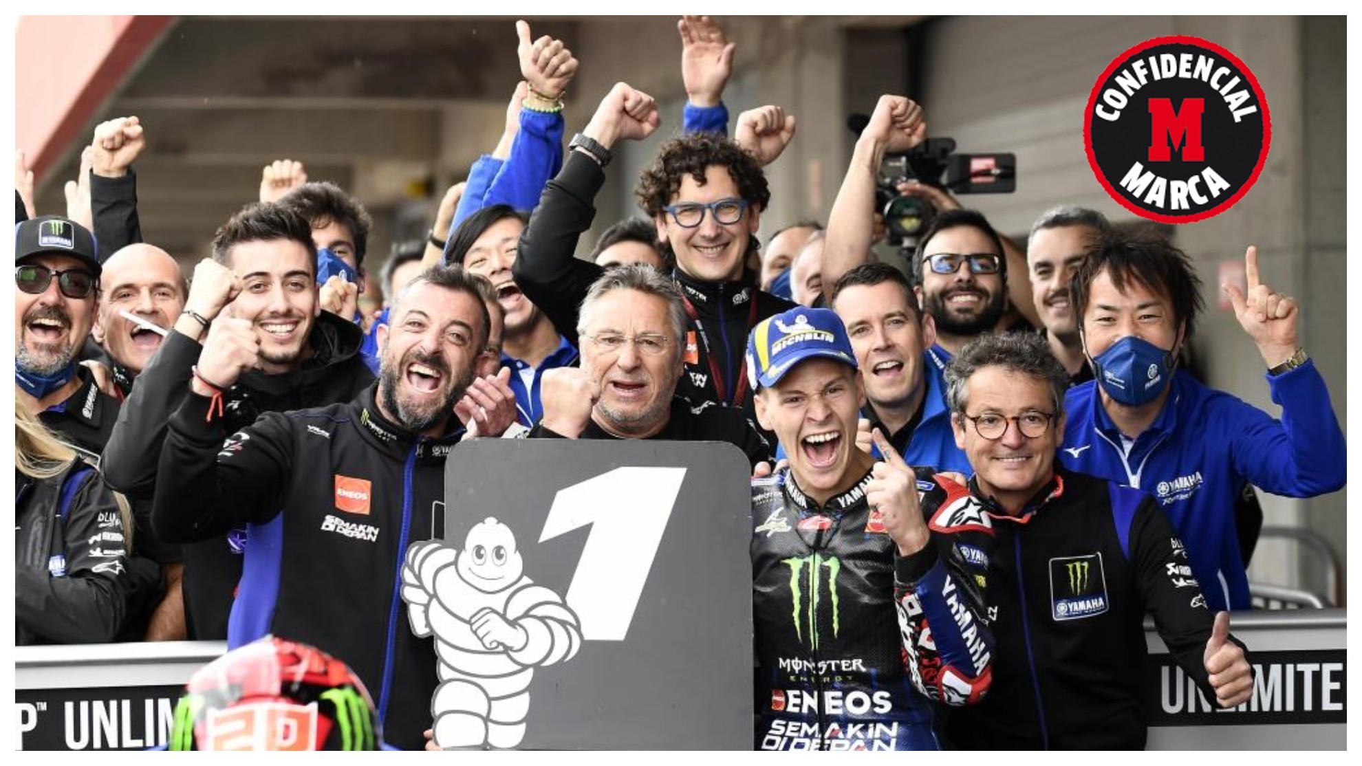 Fabio Quartararo celebra con su equipo en Yamaha su victoria en Portimao.