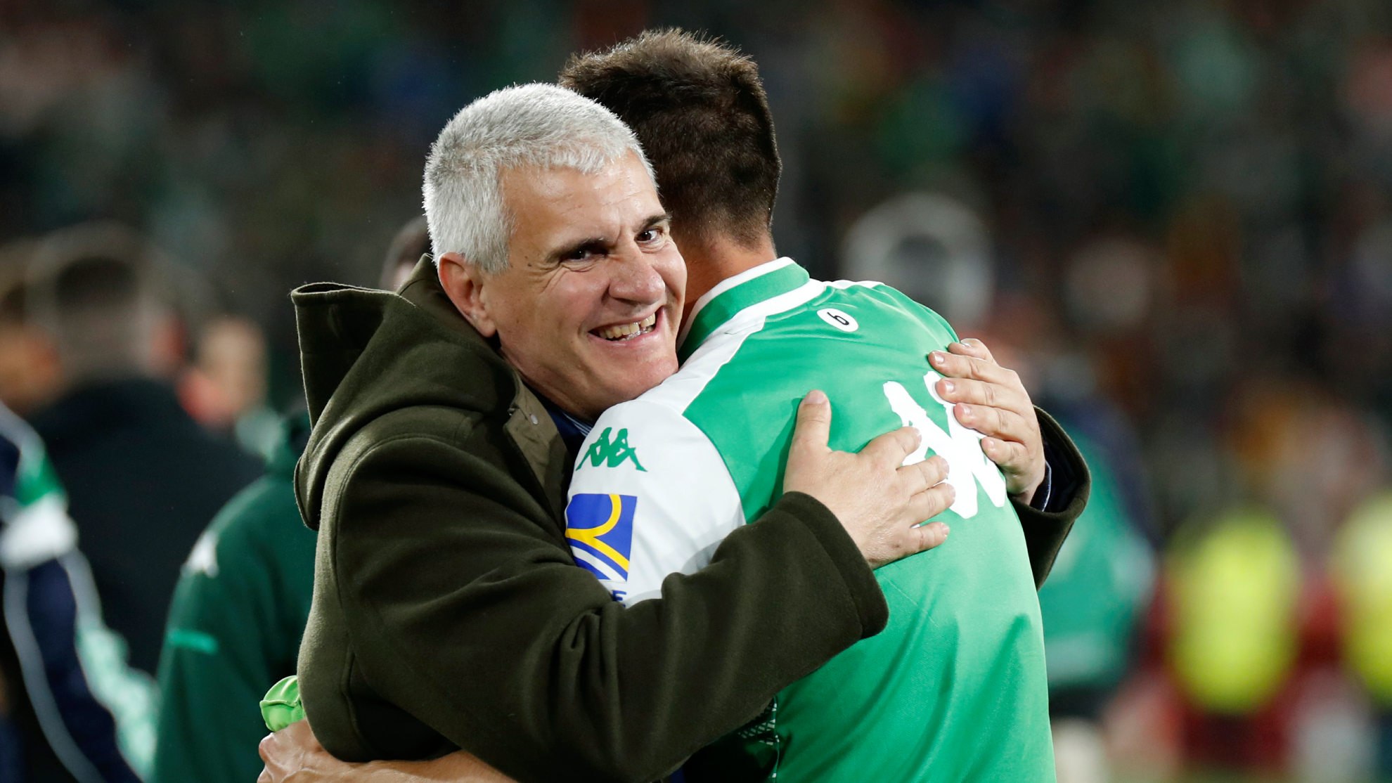 Cordón, abrazando a Víctor Ruiz tras ganar la Copa