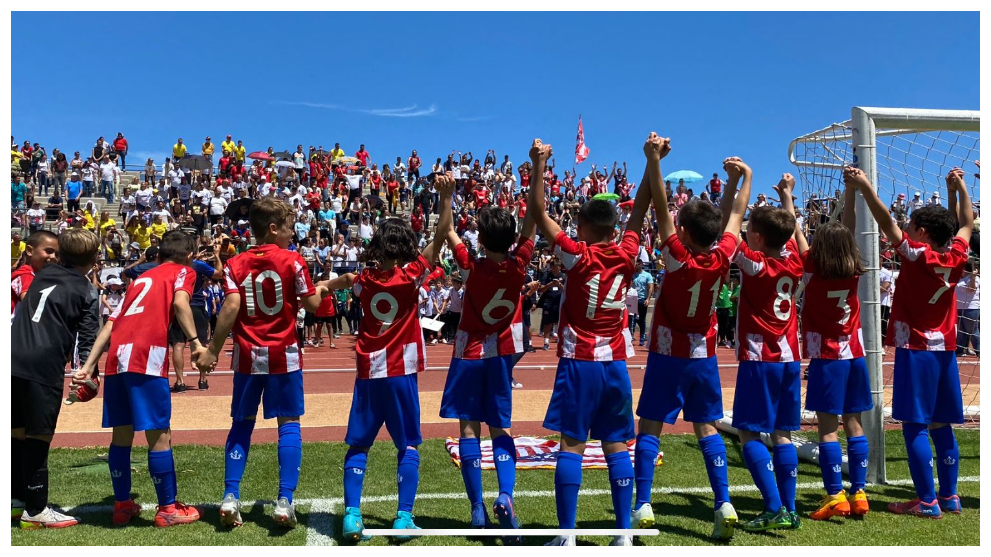 El equipo Benjamín A celebra su victoria en la National Cup de Tenerife.