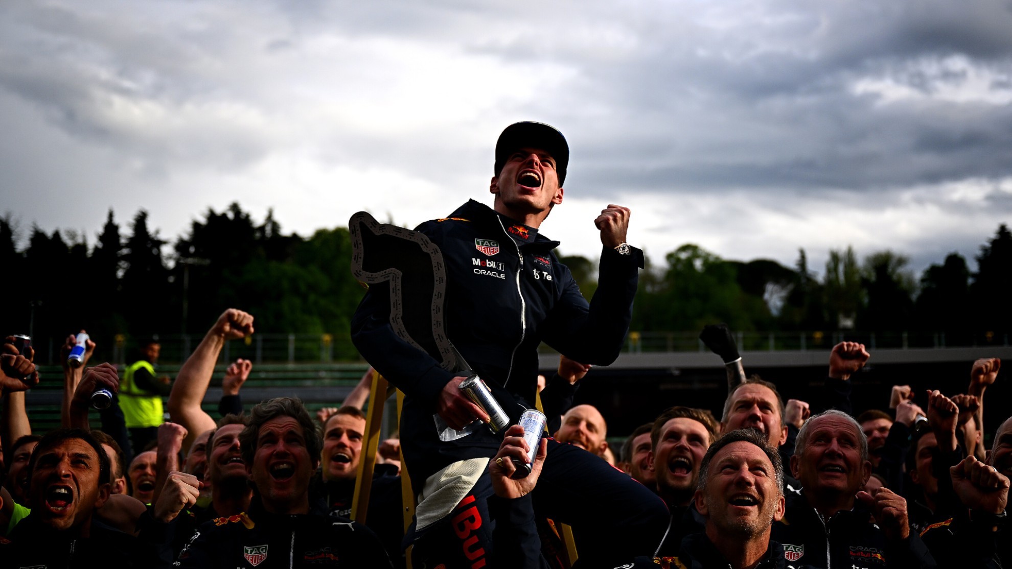 Verstappen y Red Bull celebrando la victoria en Imola.
