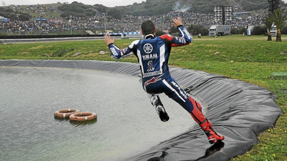 Lorenzo se tiró al lago artificial de Jerez, tras ganar en MotoGP en la edición de 2011.